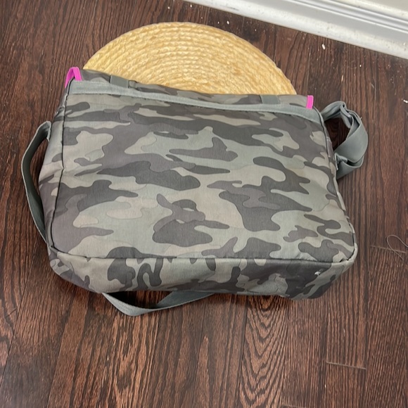 Gap Camo Shoulder Messenger Bag - Picture 9 of 11